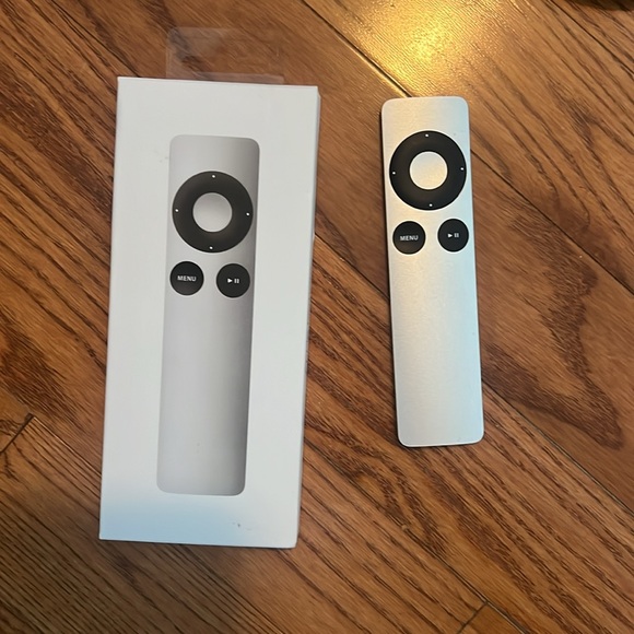 APPLE TV 2nd Generation + HDMI CORD + 2 REMOTES (1 NWT + 1 USED) - Picture 3 of 4